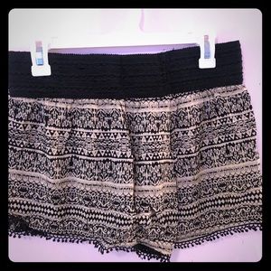Comfy tab and black waistband shorts